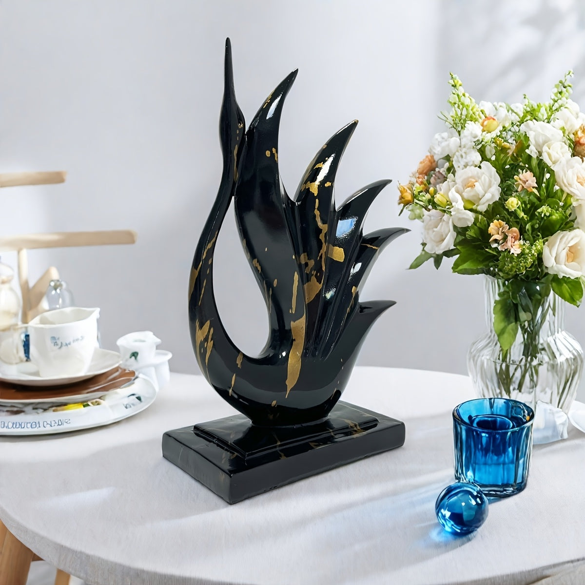 Estátua de Resina Cisne Dançante Elegante Preto e Dourado