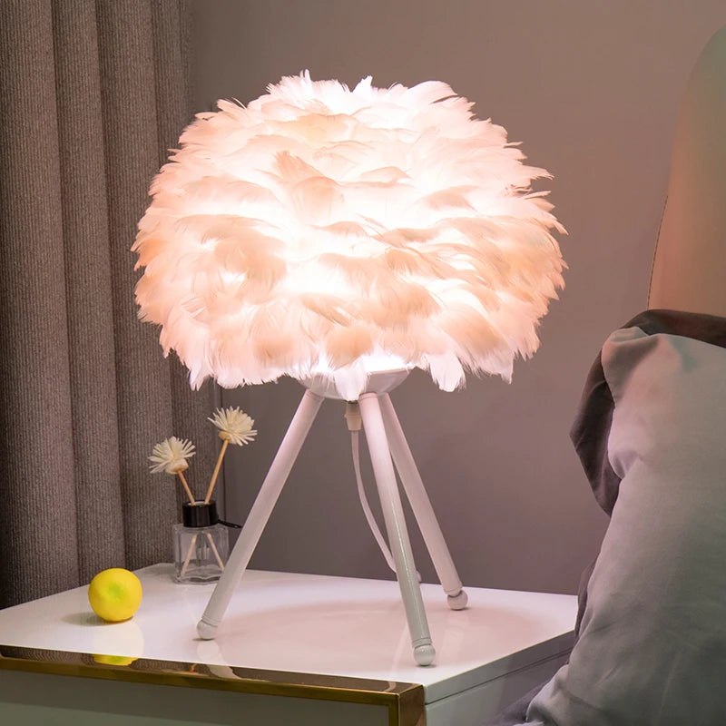 Luminária de Mesa com Penas para Quarto - Estilo Romântico