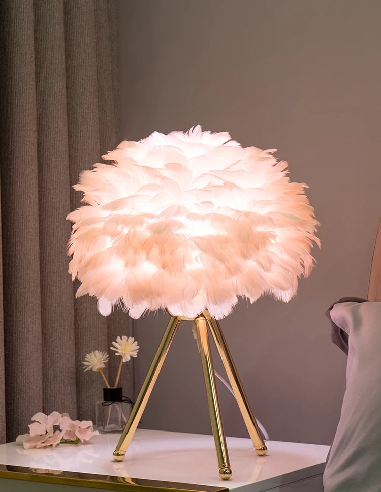 Luminária de Mesa com Penas para Quarto - Estilo Romântico
