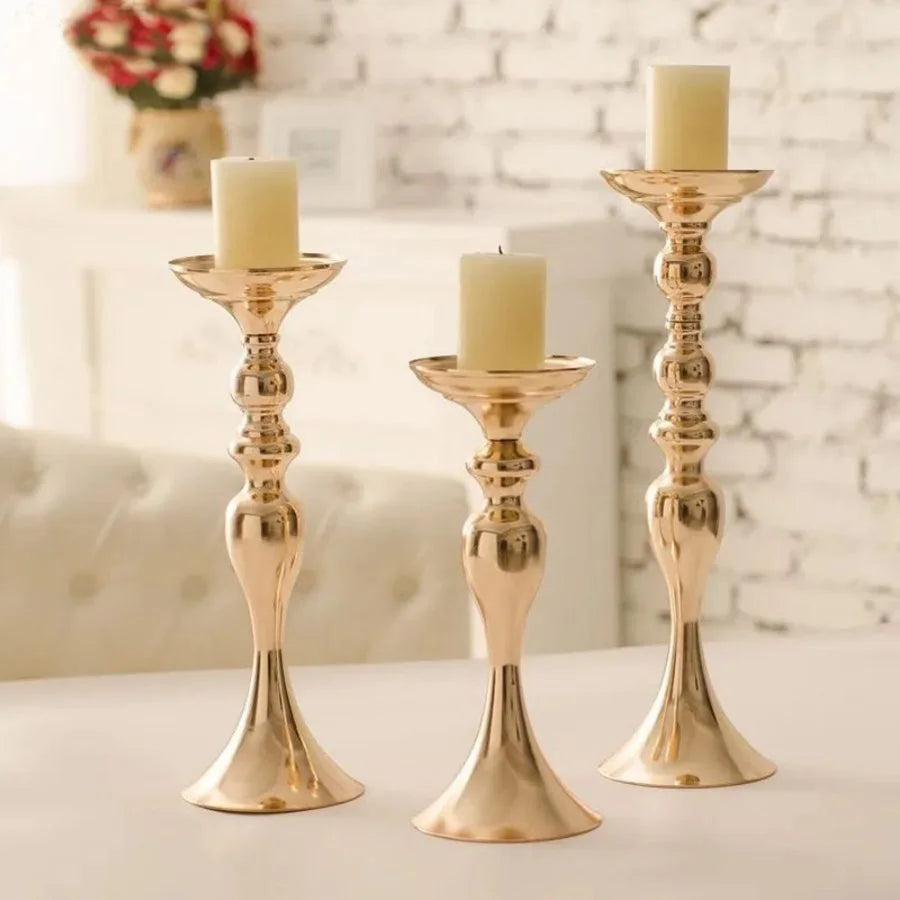 Vaso Dourado Elegante para Decoração de Casamento