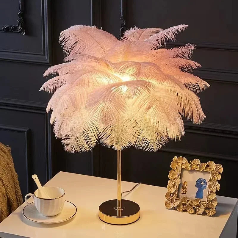 Luminária de Mesa Nordic com Penas de Avestruz