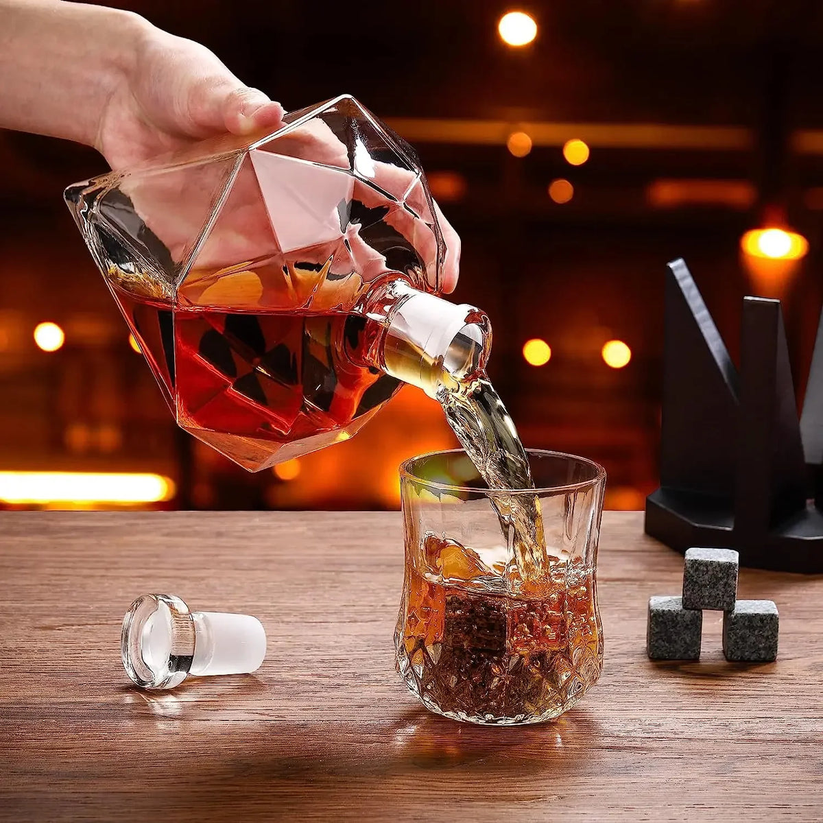 Decantador de Whisky em Vidro Diamante 1000ml com Suporte de Madeira